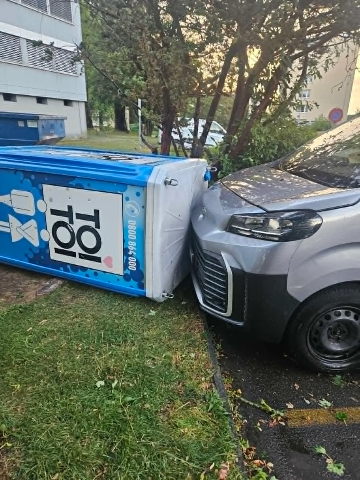 In Effretikon kippte ein Toi-Toi um. Das Auto daneben wurde wie durch ein Wunder nicht beschädigt, wie die Eigentümerin sagt. Man sieht ein umgekipptes Toi-Toi neben einem Auto.